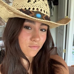 Meet your Posher, Tabi